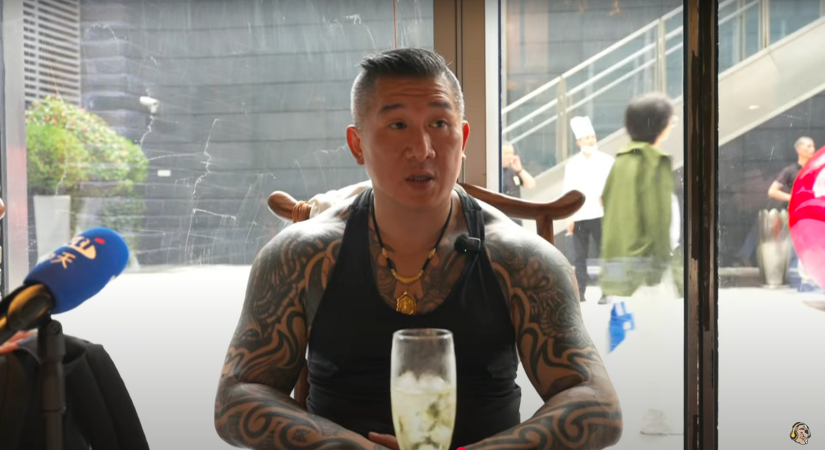 館長看到央視對他的報導後，大讚央視是「如實報導」，並嗆台灣都在做假新聞。 圖：翻攝自館長直播畫面
