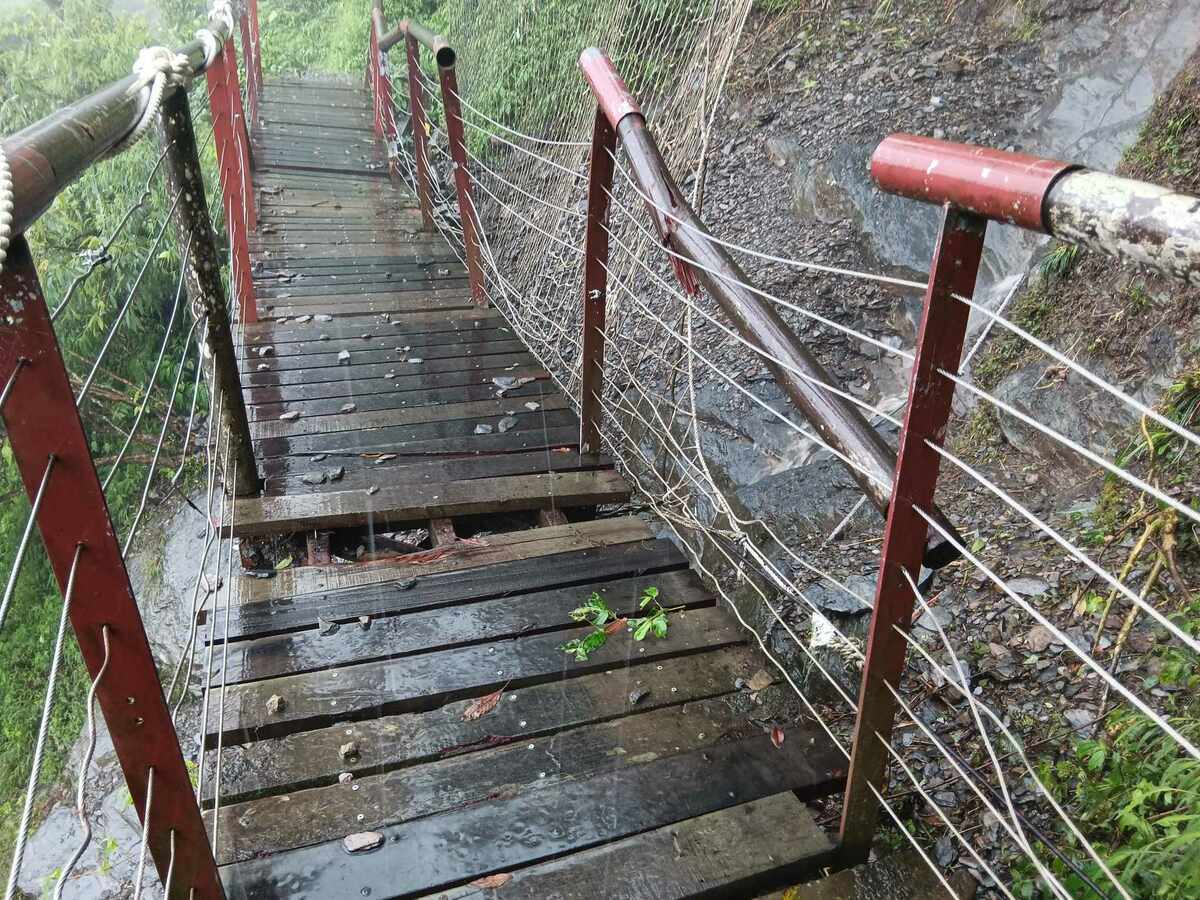 北大武山步道1.5k棧橋遭落石砸中。 圖：林保署屏東分署／提供