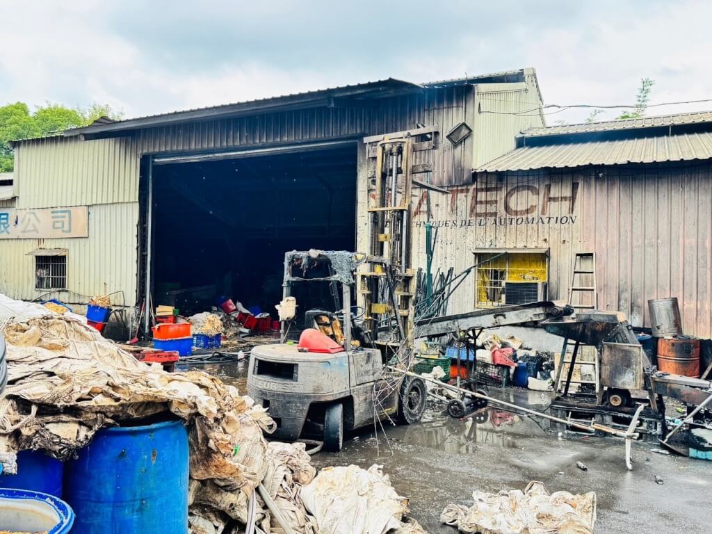 桃園市蘆竹區南山路一段一處飼料廠13日疑似發生氣爆，燃燒戶外廚餘飼料處理設備、面積約20平方公尺，造成6人嚴重燒燙傷送醫、無人死亡。事故原因仍待調查釐清。（翻攝照片）中央社記者葉臻傳真  114年6月13日