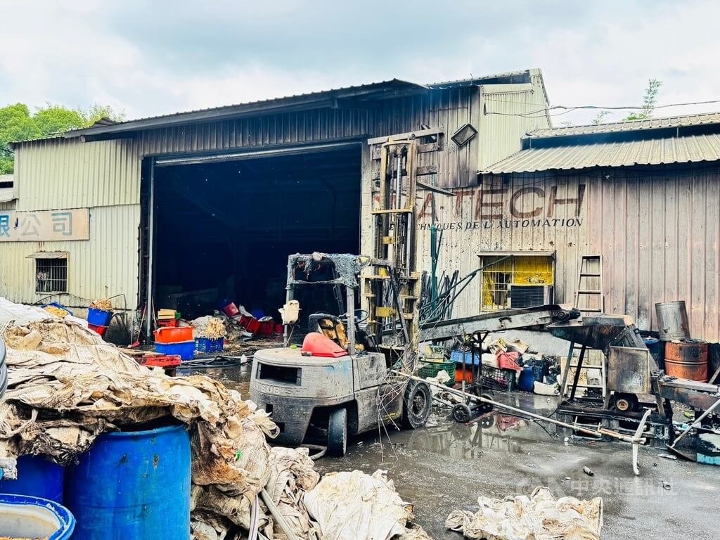 桃園市蘆竹區南山路一段一處飼料廠13日疑似發生氣爆，燃燒戶外廚餘飼料處理設備、面積約20平方公尺，造成6人嚴重燒燙傷送醫、無人死亡。事故原因仍待調查釐清。（翻攝照片）中央社記者葉臻傳真  114年6月13日