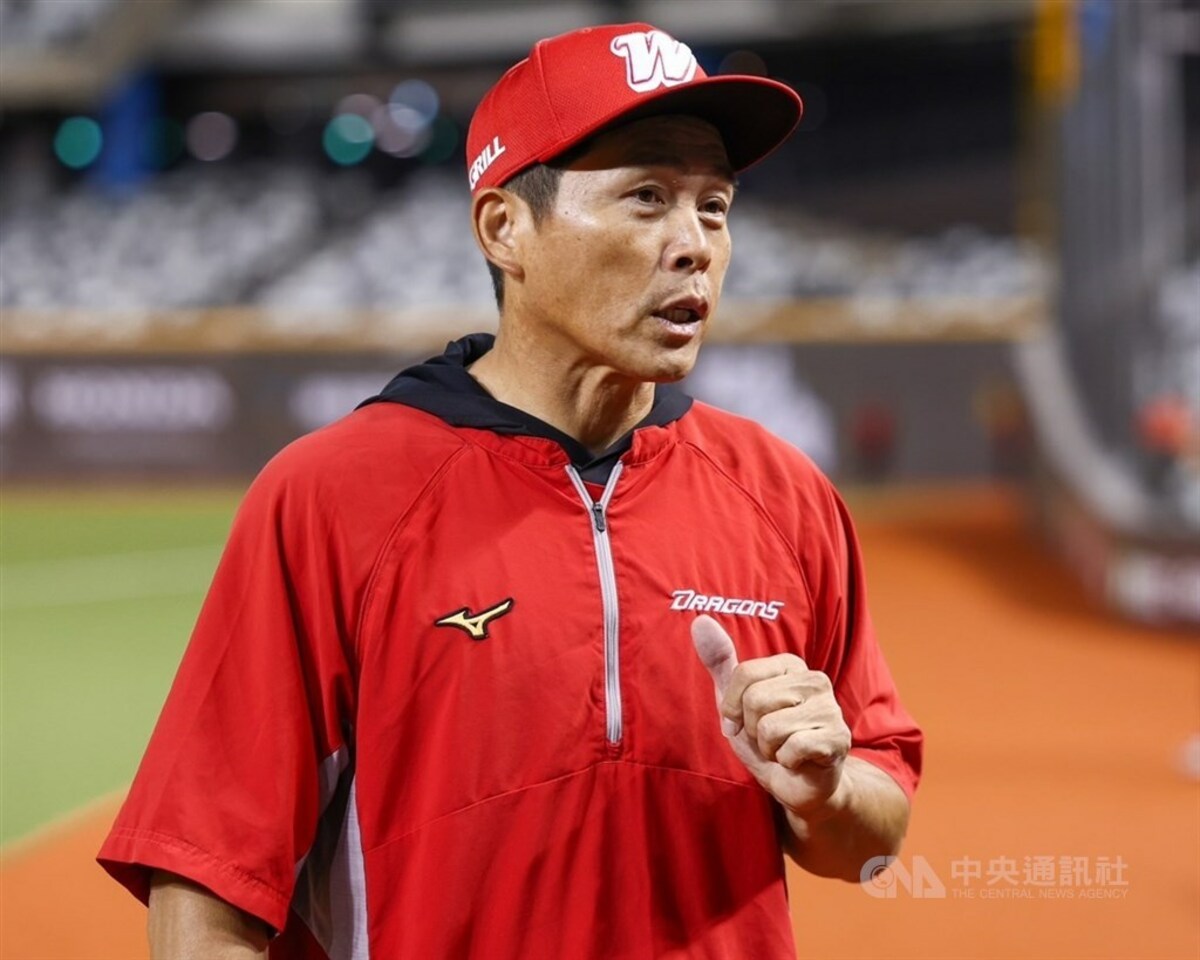中華職業棒球大聯盟味全龍隊投手徐若熙好投因游擊手劉俊緯失誤吞敗，總教練葉君璋不責怪。（中央社檔案照片）