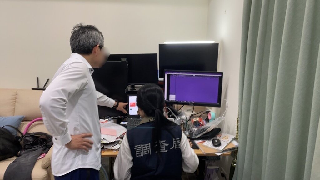 郭姓業者涉嫌委託葉姓工程師製作電腦爬蟲程式，攻擊台北市體育局公有場地租借系統。北檢日前展開搜索、約談行動，訊後諭令郭男、葉男交保。圖為調查官勘驗涉案業者電腦情形。（法務部調查局提供）中央社記者謝幸恩傳真  114年6月13日