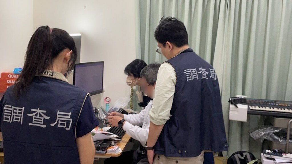 為搶租熱門時段場地，郭姓體育業者涉嫌委託葉姓工程師製作電腦爬蟲程式，攻擊台北市體育局公有場地租借系統，台北市調查處日前展開偵查行動，搜索涉案郭男等人住居所，查扣疑似用於攻擊系統的電腦爬蟲程式、電腦設備等證物。圖為調查局人員勘驗業者電腦。（法務部調查局提供）中央社記者謝幸恩傳真 114年6月13日