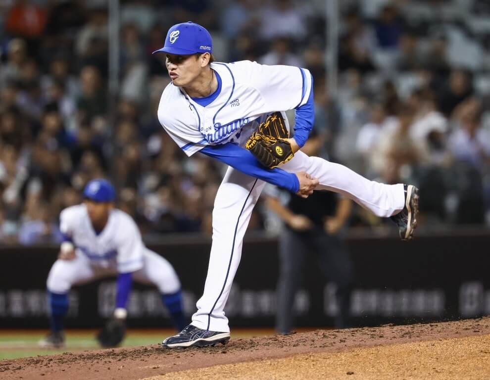 中華職棒富邦悍將隊12日例行賽靠味全龍隊再見失誤、以2比1奪勝，悍將投手張奕（圖）9局登板後援1局，飆出2次三振、拿下勝投。（富邦悍將提供）中央社記者楊啟芳傳真 114年6月13日