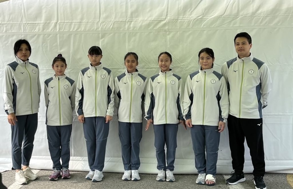 2025亞洲青少年競技體操錦標賽在韓國堤川舉行，台灣小將13日在女子團體賽拿下第4名、無緣頒獎台，與第3名僅差0.633分，教練林祥威（右）也感到相當可惜。（林祥威提供）中央社記者黎建忠傳真  114年6月13日