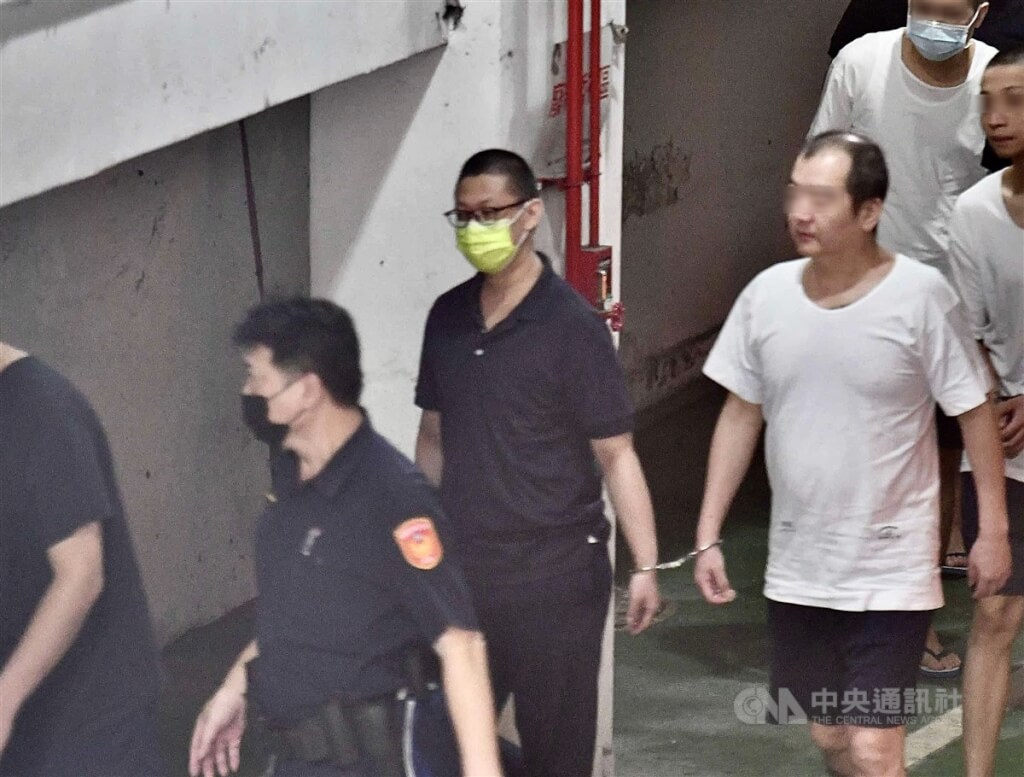 台北市私立培諾米達信義幼兒園園長兒子、教保員毛畯珅（中戴口罩）涉嫌性侵、猥褻6名女童，遭判刑28年8月定讞。 圖/中央社檔案照片
