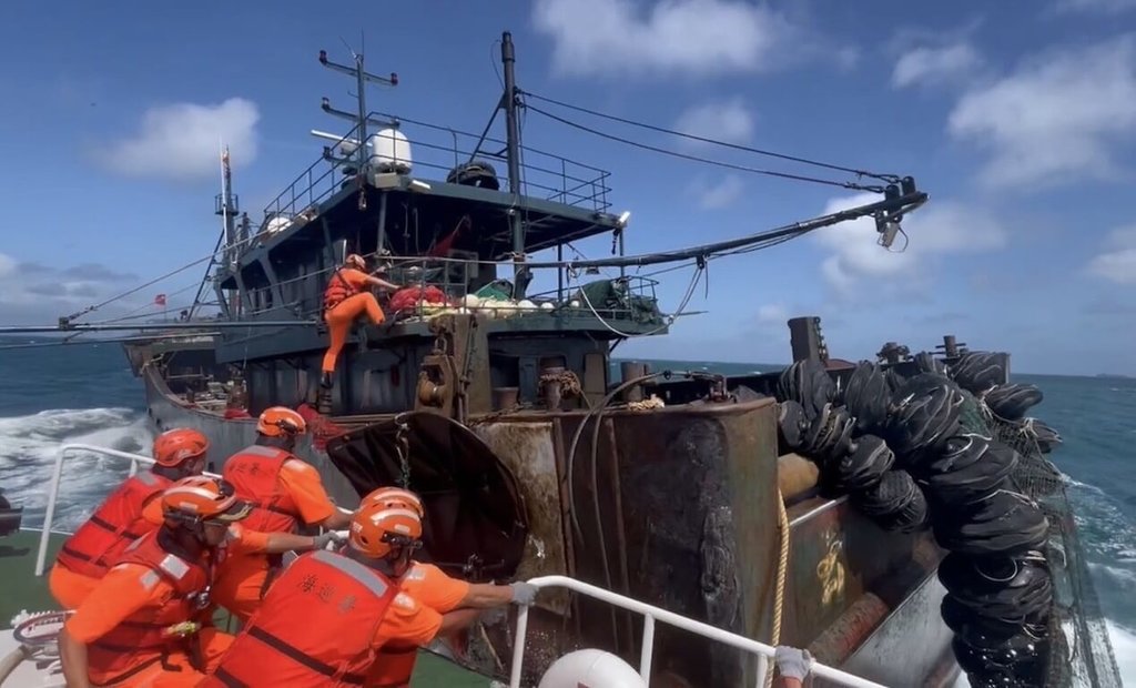海洋委員會海巡署14日表示，紀念日及節日實施條例已於114年5月28日公布施行，依法訂定每年11月8日為海巡節且放假1天，作為海巡人員專屬節日，今年將開始施行，各海巡機關得依勤務需求，安排人員於海巡節當月擇日放假。圖為海巡在海上執勤。（海巡署提供）中央社記者劉建邦傳真 114年6月14日