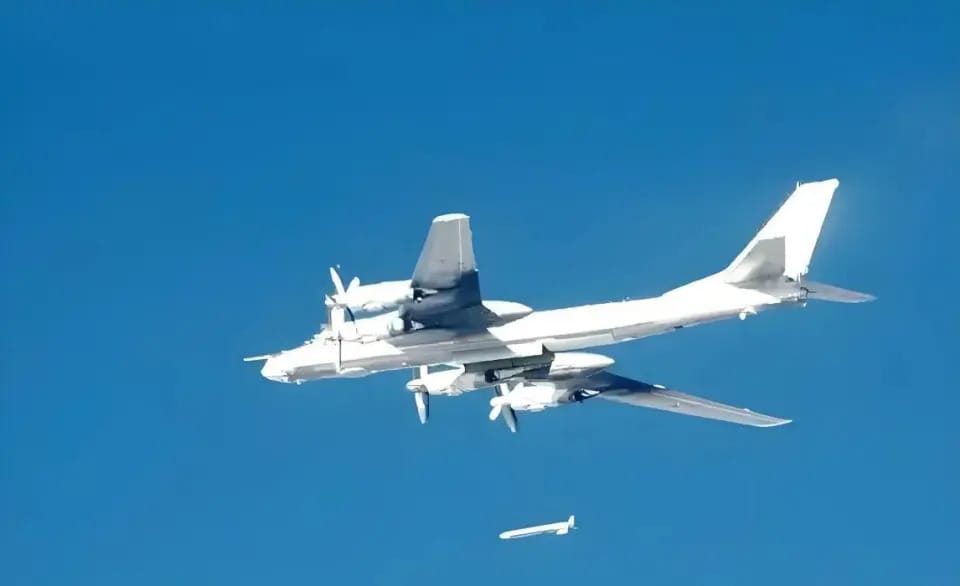 俄軍空襲烏軍陣地，出動5枚「匕首」高超音速導彈及10枚KH-101巡弋飛彈。 圖：翻攝自 騰訊新聞