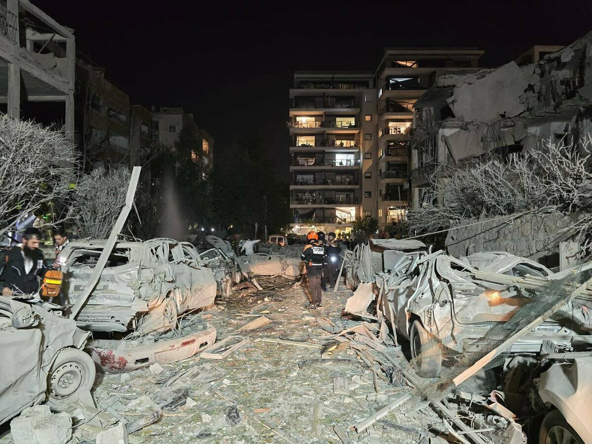 特拉維夫市區深夜遭伊軍空襲。 圖：翻攝自 X