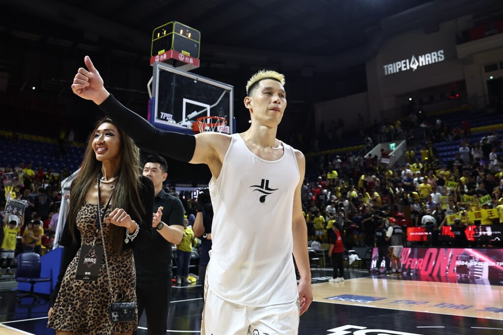 球星林書豪（前）獲選本年度台灣職業籃球大聯盟年度MVP。（中央社檔案照片）