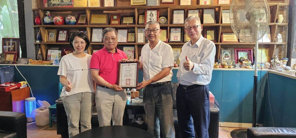 犯保新竹分會14日在北埔綠世界生態農場舉辦關懷親子活動，安排馨生人走入自然環境紓解情緒壓力，分會主委陳進興（左2）也頒發感謝狀給農場總經理李明益（右2），感謝長期加入關懷行列，無償提供場地。（犯罪被害人保護協會新竹分會提供）中央社記者郭宣彣傳真  114年6月14日
