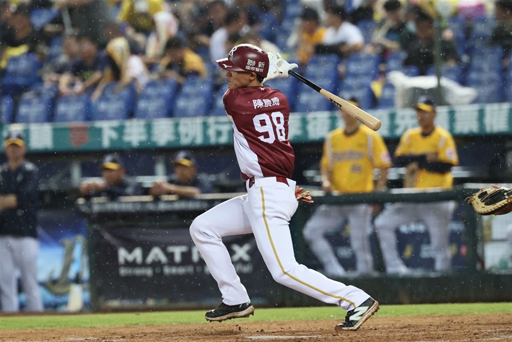 中職樂天桃猿陳晨威（圖）12日已經追平連續33場安打中職紀錄，總教練古久保健二14日表示，這個紀錄很不可思議，能在旁邊見證很高興。（樂天桃猿隊提供）
