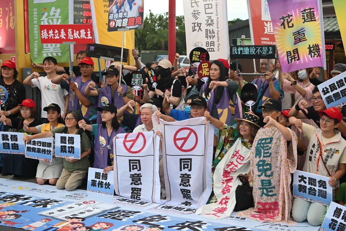 小黨及民團發起「民主行動隊，罷免來作伙」巴士行動，首站來到花蓮。 圖：時代力量提供