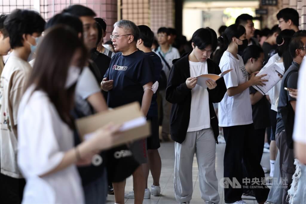 113學年度分科測驗，考生們把握時間做最後的複習。 圖: 中央社檔案照