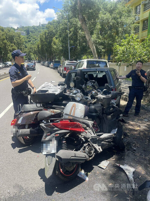 台北市士林區至善國中前15日發生1輛汽車衝撞多車事故，肇事車輛不明原因撞到停放路邊的2輛汽車和6輛機車，造成1名男行人和女乘客受傷，警消獲報協助送醫。（翻攝照片）中央社記者黃麗芸傳真  114年6月15日
