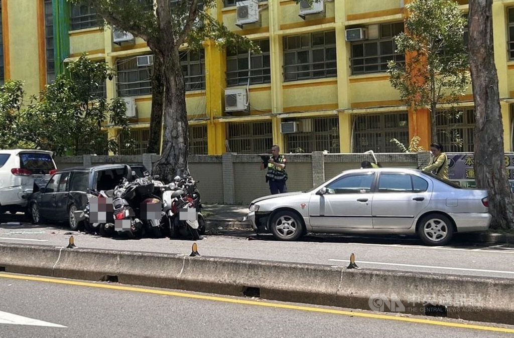 台北市士林區至善路15日發生1輛汽車衝撞多車事故，肇事駕駛55歲孫男載家人外出聚餐，自稱煞車失靈先擦撞前方同向行駛的機車騎士33歲蕭男，再擦撞停放路邊的4輛汽車和7輛機車。（翻攝照片）中央社記者黃麗芸傳真  114年6月15日