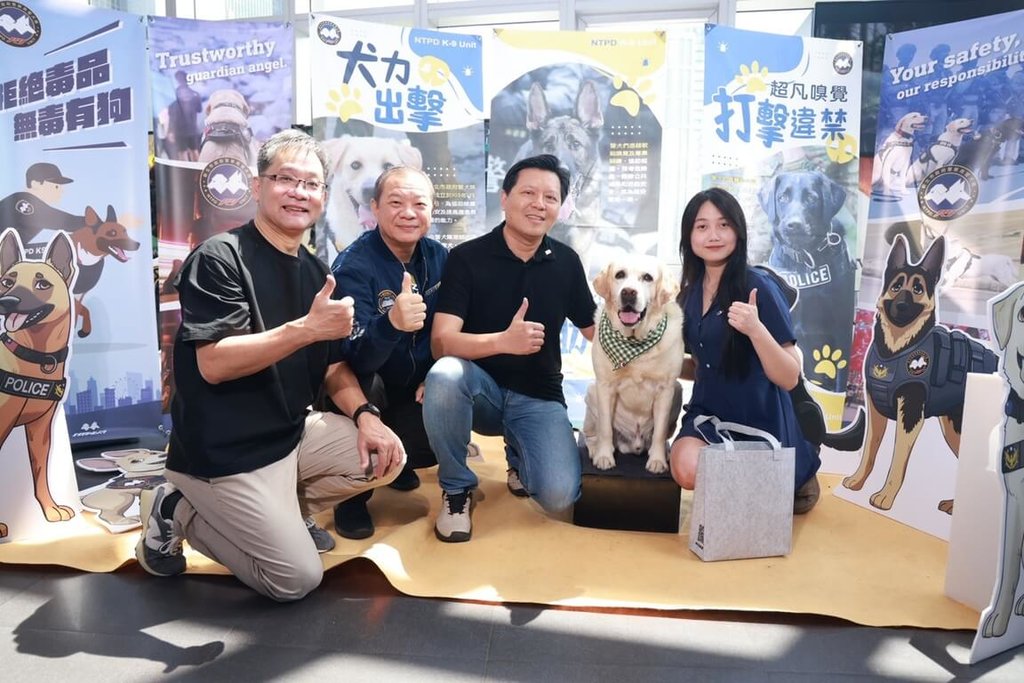 為慶祝警察節，新北市政府警察局15日舉辦紀錄片「八歲K9」首映會，副市長朱惕之（左3）、市警局長廖訓誠（左2）、導演張緯誌（左1）、林意婷（右1）出席，與退休警犬「福星」合影。（新北市警局提供）中央社記者王鴻國傳真  114年6月15日