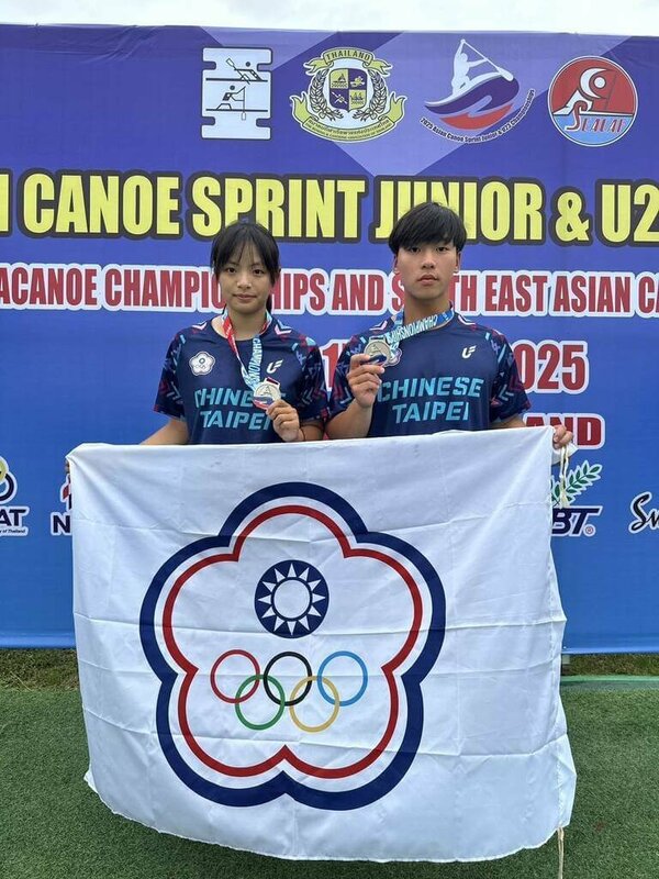 2025亞洲輕艇競速青少年暨U23錦標賽在泰國登場，15日台灣小將謝家承（右）與學姐曾俐芩（左）搭檔男女混合組，越級挑戰U23歲組的K2-500公尺賽事，儘管首度配艇，仍驚喜拿下銀牌。（中華民國輕艇協會提供）中央社記者黎建忠傳真  114年6月15日