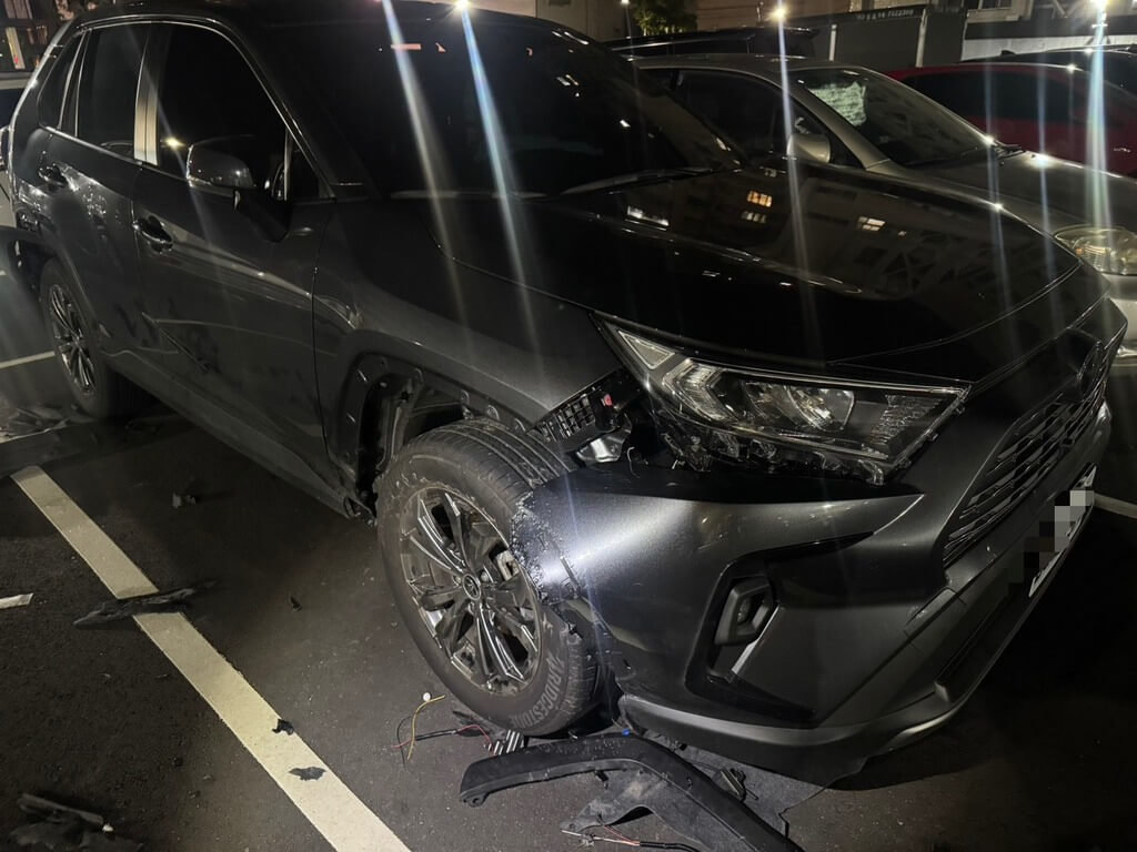 高雄有民眾將車停在前鎮區一處戶外停車場，卻接獲停車場管理員報案車輛多處鈑金毀損，經調閱監視器發現是狗啃咬，警方已協助聯繫車主到場，並依規定受理報案。（高市前鎮警分局提供）中央社記者洪學廣傳真  114年6月15日