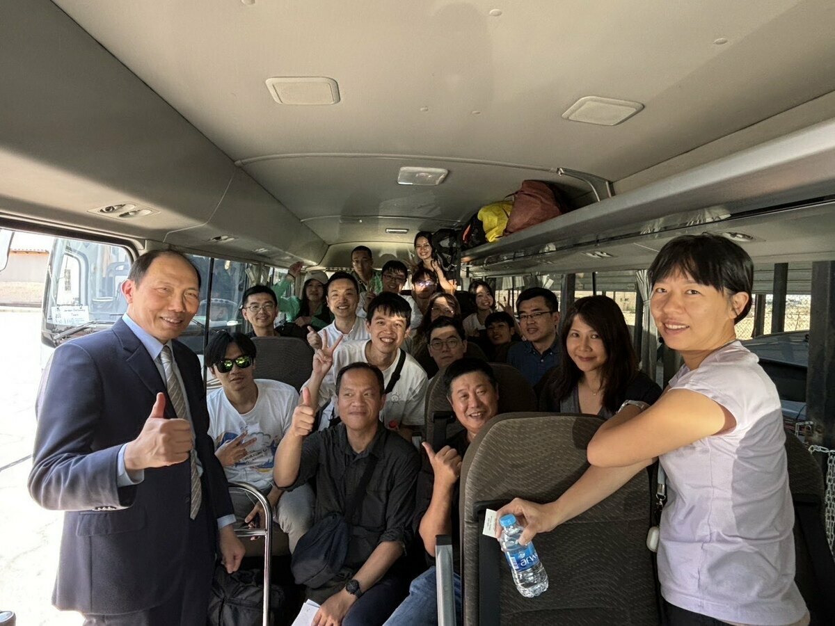 國人在約旦邊關的巴士上與駐約旦代表處代表楊心怡大使等合影。 圖:外交部提供