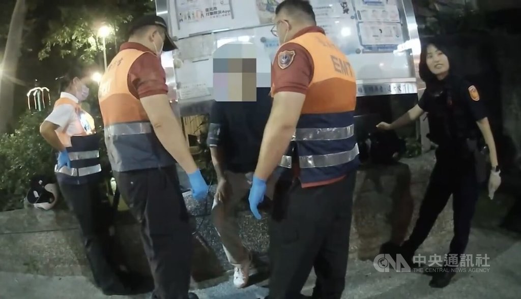 1名29歲男子15日晚間爬入台北市中山區1處舊衣回收箱內後受困，有民眾發現異常向警方報案，員警立即趕赴現場協助脫困，男子（中）稱是因恐慌症發作所致。（翻攝照片）中央社記者黃麗芸傳真  114年6月16日