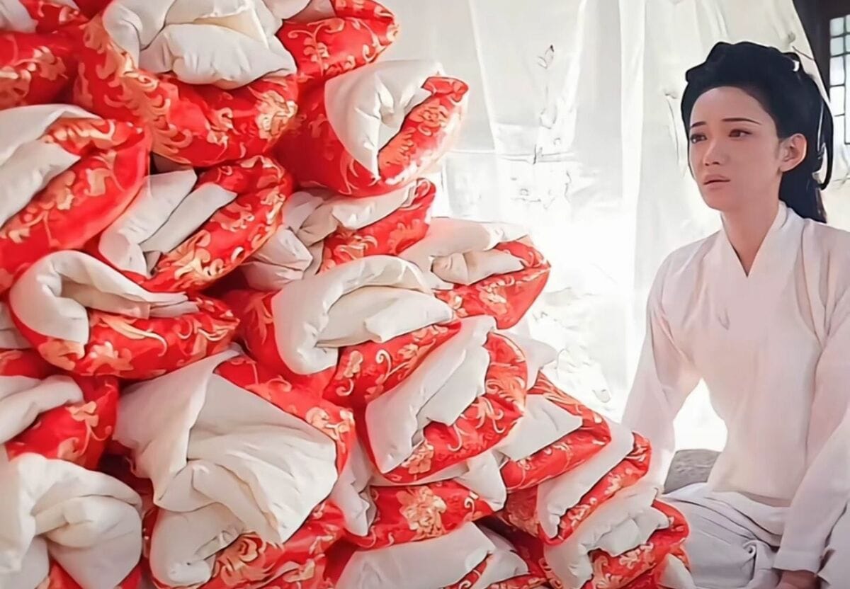 中國短劇《麒麟送子天降喜福》的劇情中，竟出現女主角替皇上一口氣生出99個兒子的橋段，引發熱議。（翻攝自微博）