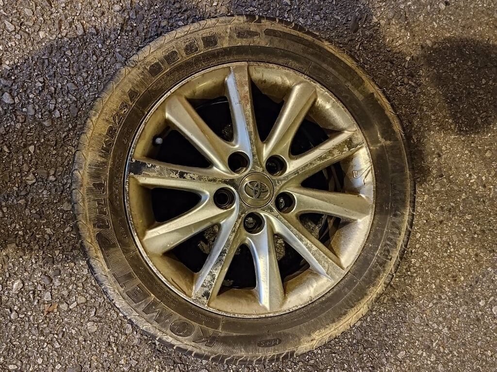 國道公路警察局16日表示，有民眾15日晚間開車行經國道1號機場系統南往東向匝道時，遭飛出輪胎砸中車頭，不排除與另一部拖吊車載運的車輛輪胎疑似脫落有關。（國道公路警察局提供）中央社記者吳睿騏桃園傳真  114年6月16日