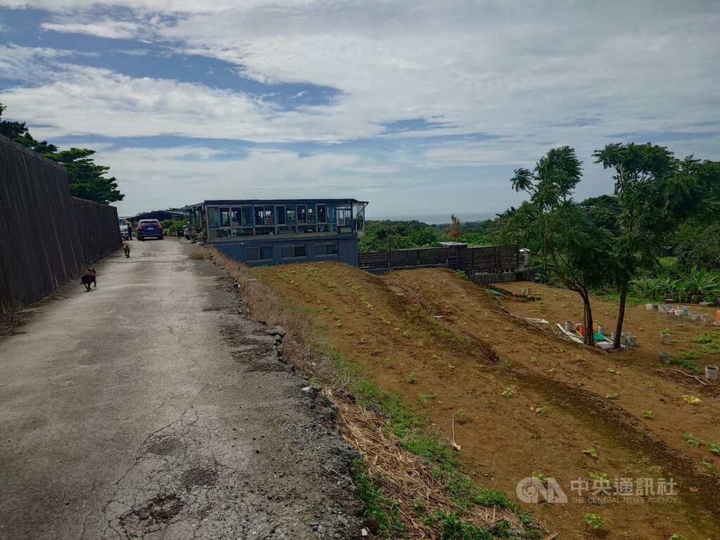 新北市淡水區76歲蔡姓男子16日下午被發現疑似中暑倒臥農田，警消獲報前往救護，但蔡男已無呼吸心跳，送醫急救後仍宣告不治。（翻攝照片）中央社記者王鴻國傳真  114年6月16日