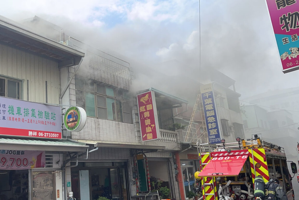 台南市永康區大灣路一處連棟透天式民宅16日下午發生火警，消防人員到場出水搶救，火勢波及2戶建物，幸未造成人員傷亡。（讀者提供）中央社記者楊思瑞台南傳真  114年6月16日