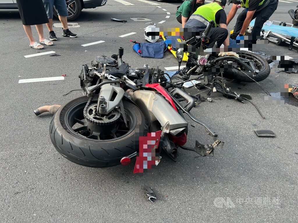 新北市板橋區16日發生重機和自小客車擦撞意外，重機在猛烈撞擊力道下幾乎解體，警消獲報到場，發現劉姓男子右腳開放性骨折，意識清楚下送醫治療。（翻攝照片）中央社記者王鴻國傳真  114年6月16日