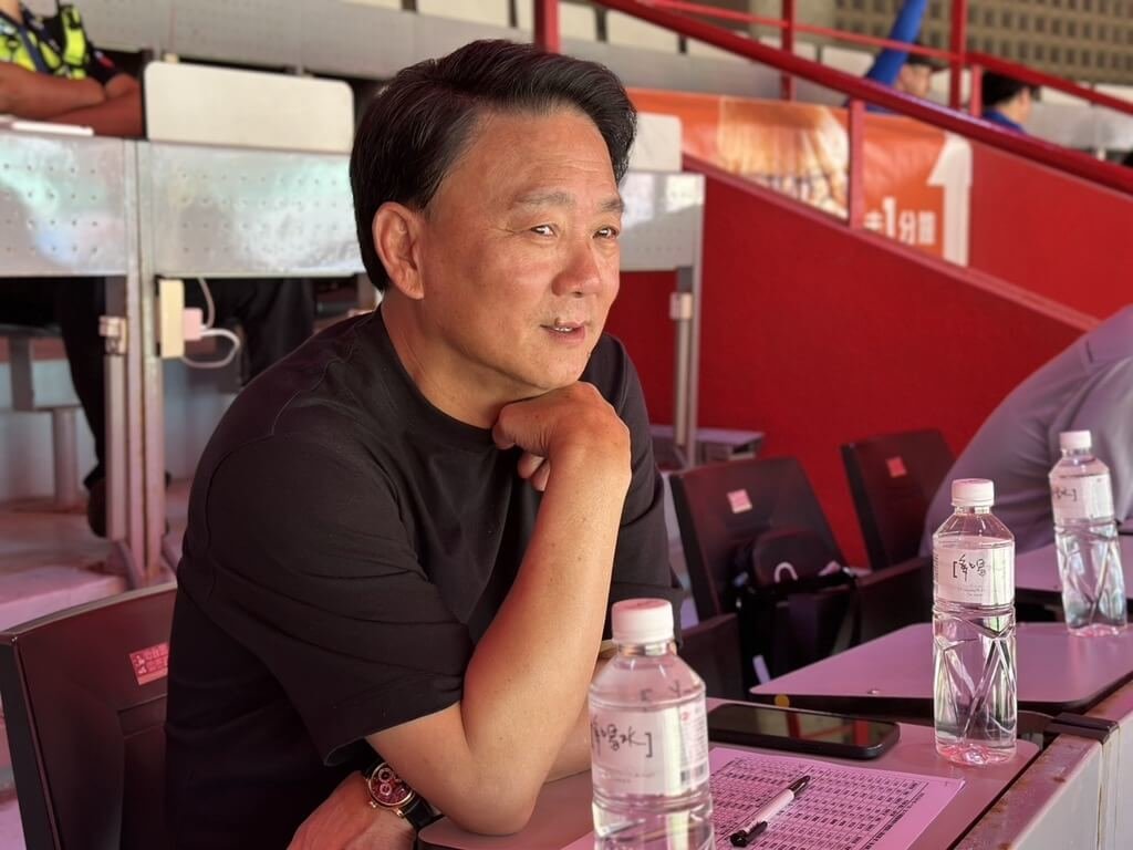 中華職棒新人測試會16日在天母棒球場舉行，台鋼雄鷹握有選秀狀元籤，總教練洪一中（圖）表示，今年整體而言球員平均，狀元籤人選等截止後評估才會比較明確。（中華職棒提供）中央社記者謝靜雯傳真  114年6月16日