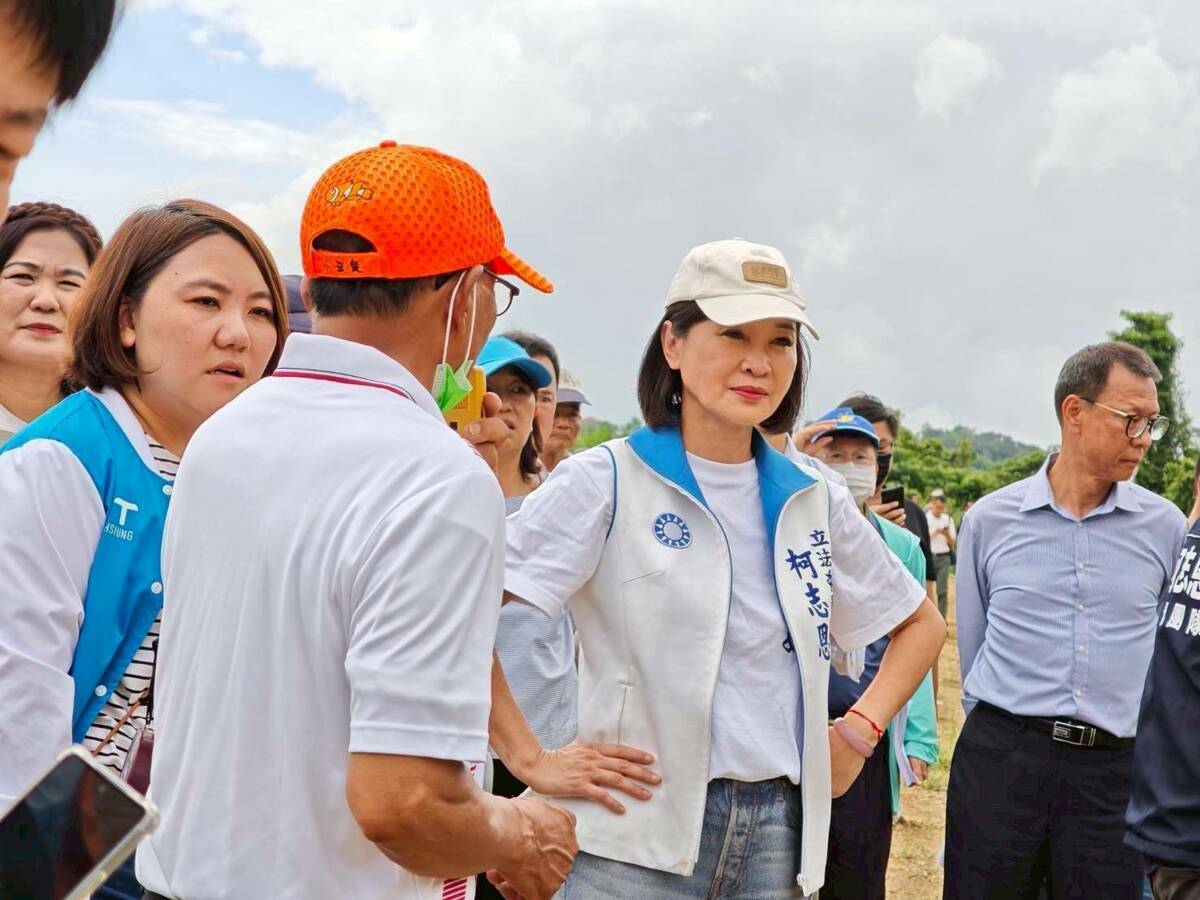 柯志恩(右二)要求能源署針對過去法規並不完備的光電案場，必須重新檢討盤點。 圖：柯志恩辦公室/提供