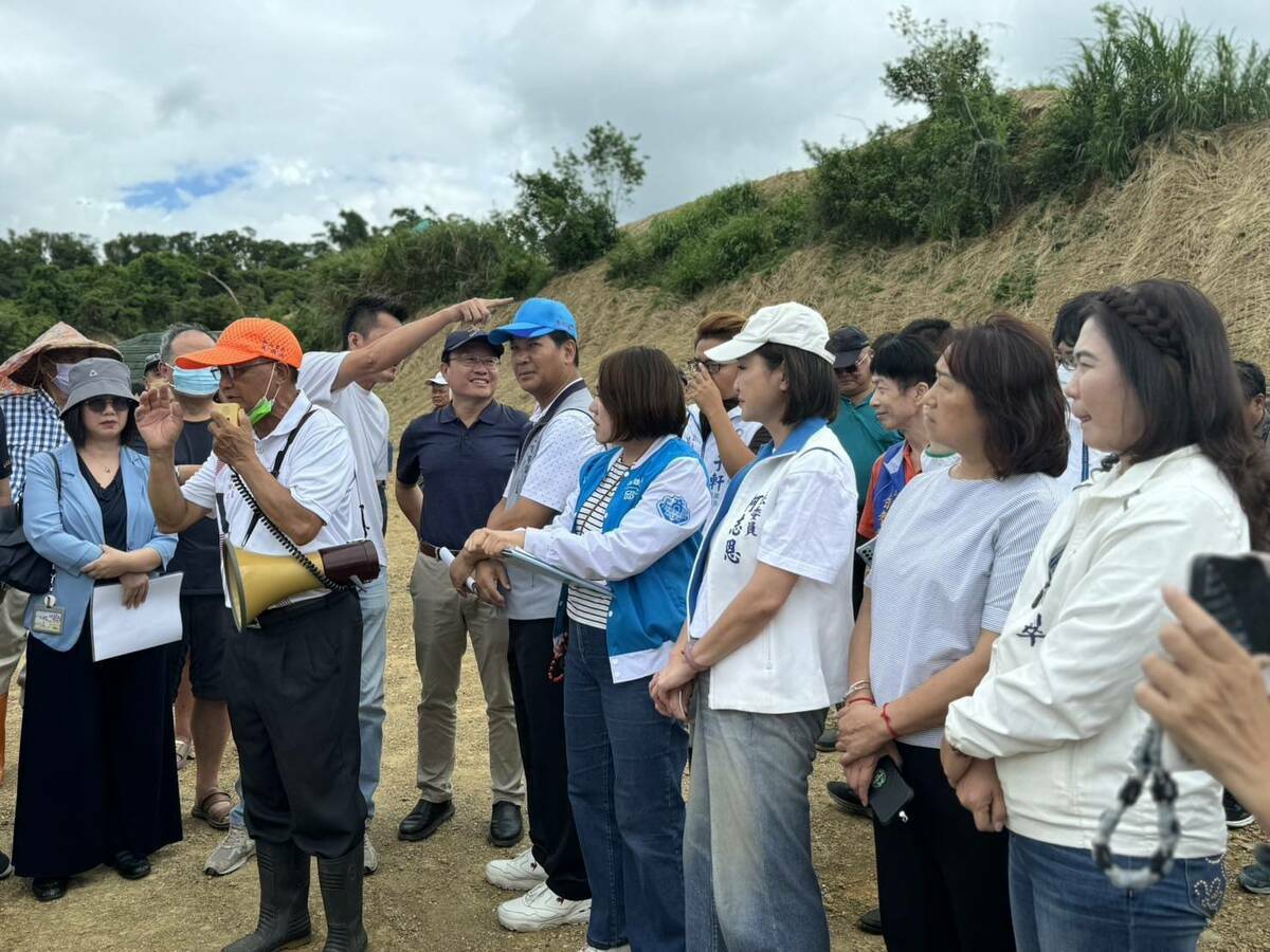 柯志恩(右三)率黨籍議員會勘大樹光電案場。 圖：柯志恩辦公室/提供