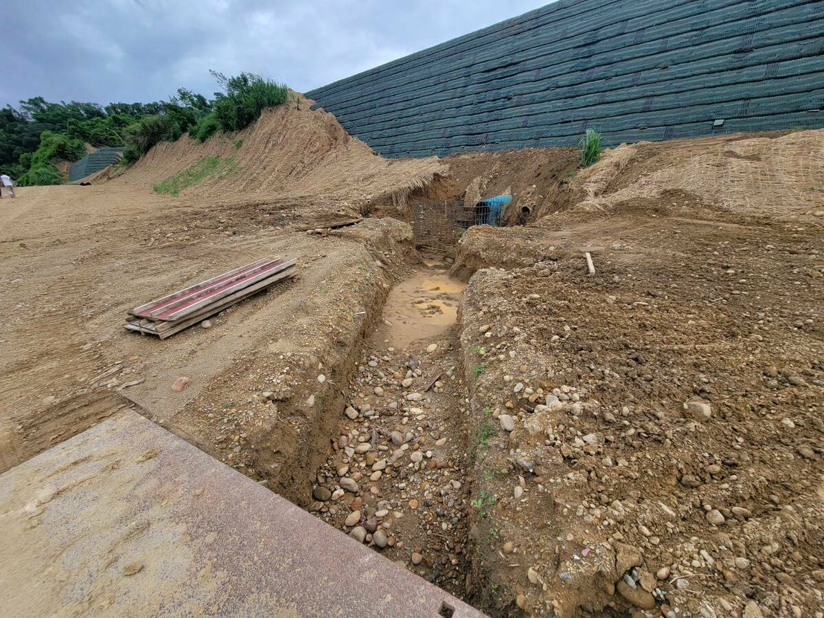 當地里民陳情光電案場破壞山林，雨季可能造成土石流，更擔心光電板沖洗有重金屬殘留在地下水，影響居民飲用水安全。 圖：柯志恩辦公室/提供