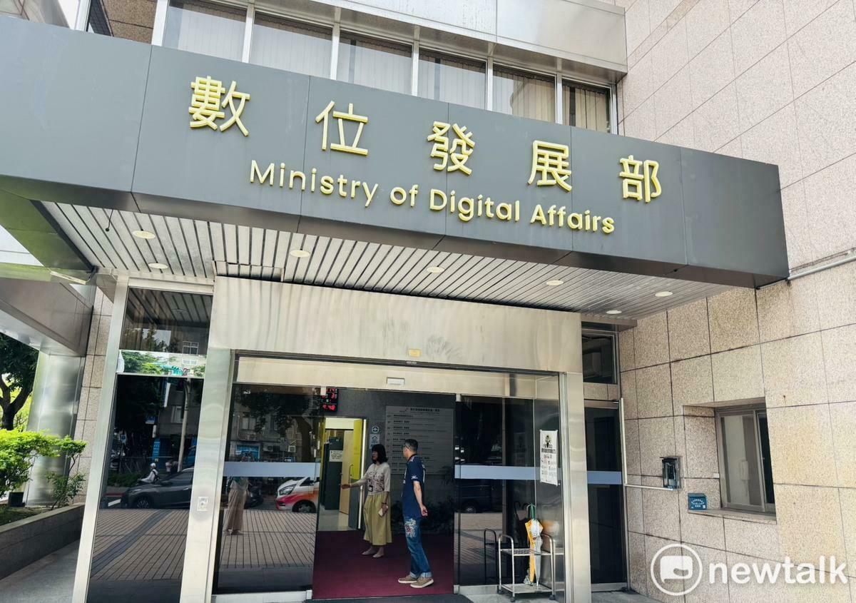 數位發展部自6月1日起，強化「111政府專屬短碼簡訊平台」防詐識別機制，訊息開頭將新增接收者@@@手機號碼@@@末3碼及機關名稱，藉由「來源號碼」、「手機末三碼」與「機關具名」三重驗證，讓民眾快速提高辨識真偽。 圖：謝莉慧/攝