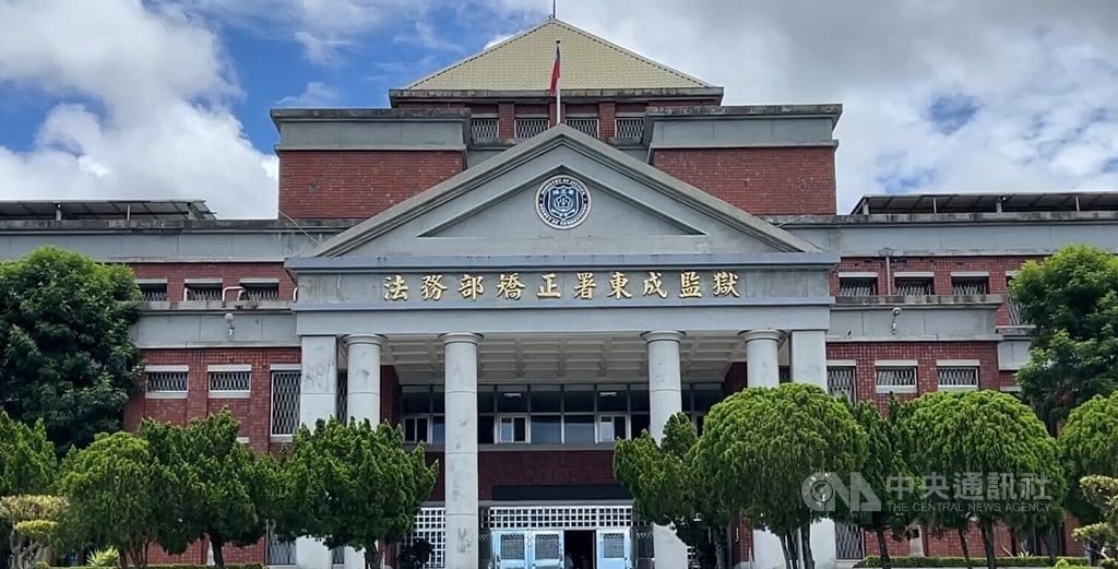台東東成監獄鍾姓受刑人6月10日於監所診間看診時，勒護理師頸部並奪筆刺臉，台東地檢署17日偵結依傷害和強制罪起訴鍾員建議法院從重量刑。中央社記者盧太城台東攝 114年6月17日