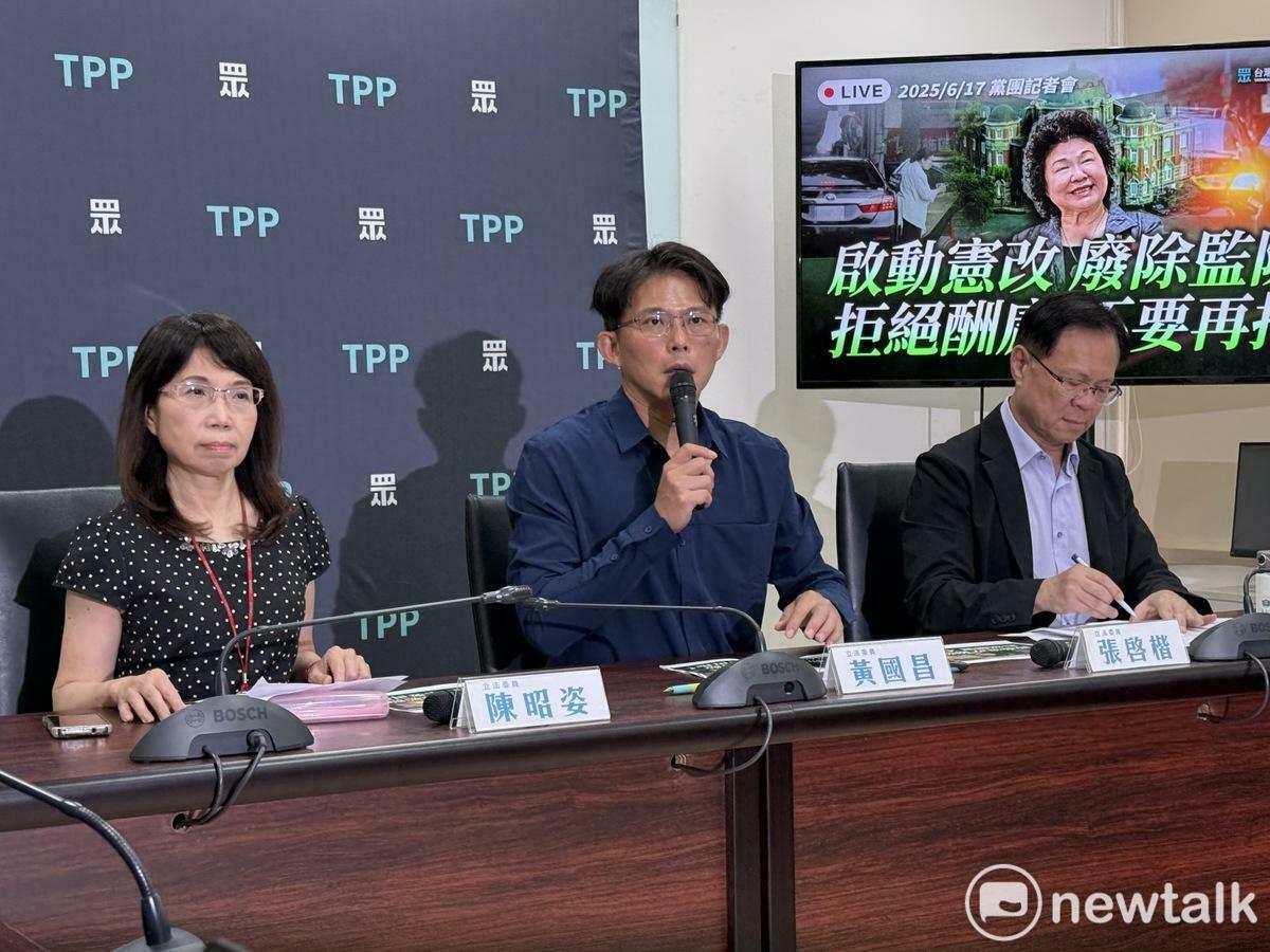 民眾黨團上午召開「啟動憲改 廢除監院 拒絕酬庸 不要再拖」記者會，黨團總召黃國昌（中）、副總召張啓楷（右）、幹事長陳昭姿（左）及黨團主任陳智菡出席。 圖：周煊惠 / 攝