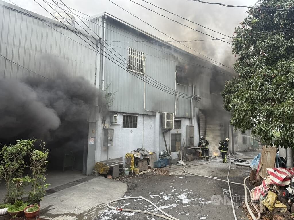 台中市神岡區1處鐵皮工廠17日上午發生火警，廠內堆放金屬原料、冒出濃煙，消防局獲報到場搶救，共計有3名傷者送醫。（翻攝照片）中央社記者蘇木春傳真  114年6月17日