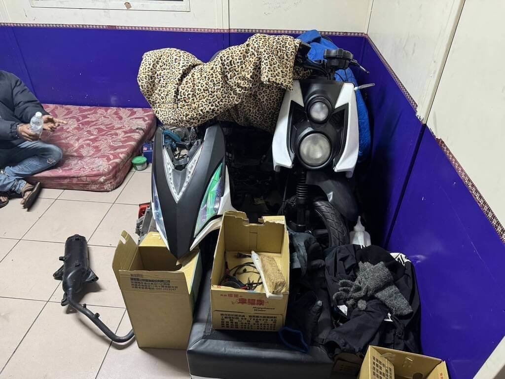 26歲印尼籍逾期停留男移工鎖定因車禍暫放路邊的機車，竊取後改裝賣給同為逾期停留印尼移工，南投警方追查發現犯嫌藏匿處所猶如非法機車拆解工廠。（民眾提供）中央社記者蕭博陽南投縣傳真  114年6月17日