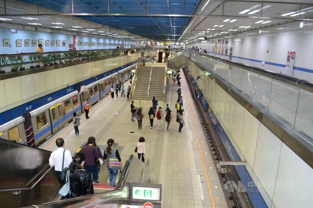 圖為台北捷運板南線江子翠站。（中央社檔案照片）
