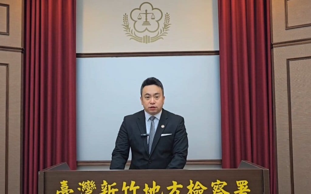 新竹地檢署主任檢察官黃振倫（圖）17日表示，竹縣府勞工處長劉家滿、副處長林東山涉收遠東公司禮券，促勞檢放水免罰，並施壓承辦人更改處分，涉與遠東新世紀公司許姓顧問共謀圖利，3人涉違反貪污罪嫌起訴。（新竹地檢署提供）中央社記者郭宣彣傳真 114年6月17日