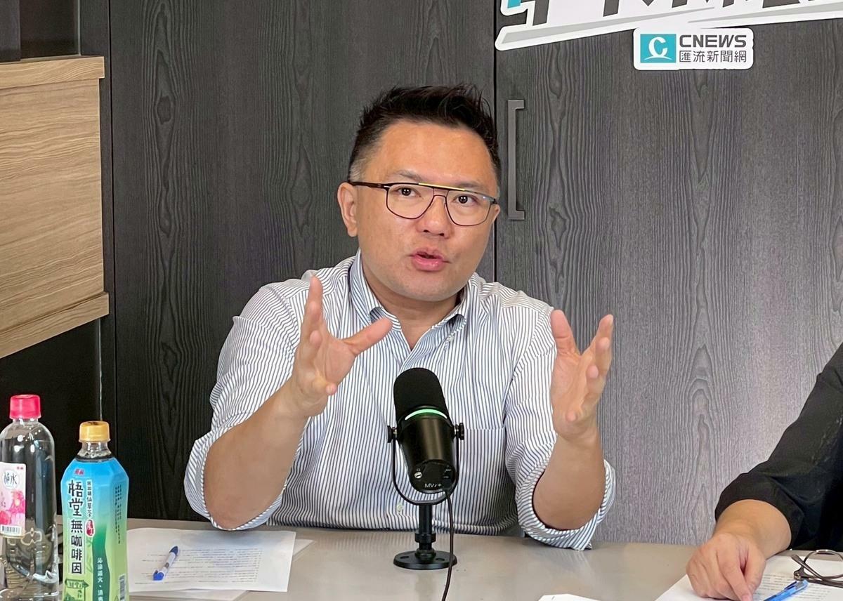 國民黨台北市議員張斯綱接受主持人黃光芹在《CNEWS匯流新聞網》主持的政論live直播節目《中午來開匯》專訪。 圖：《CNEWS匯流新聞網》提供