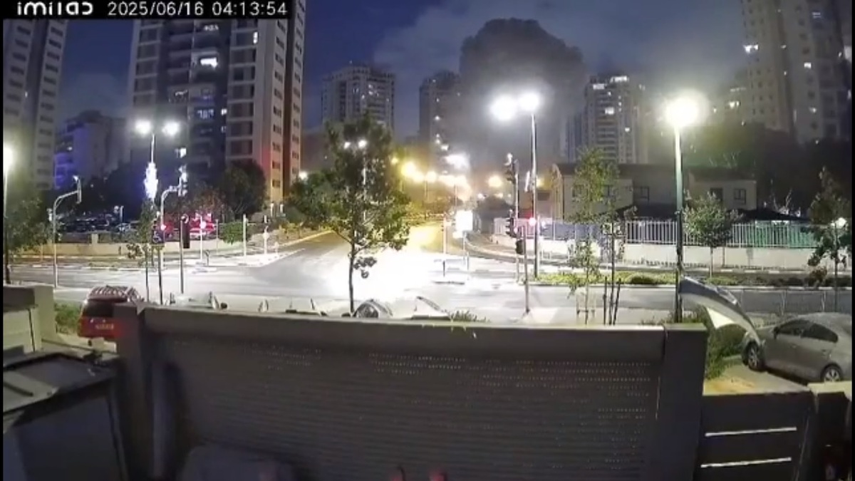 雖然伊朗持續發射導彈對以色列進行反擊，但大多數導彈都被以軍或美軍防空系統攔截，僅有少部分導彈能穿越攔截網。圖為打至以色列境內的伊朗導彈。 圖：擷取自 @Israelwaronhama X 分享影片