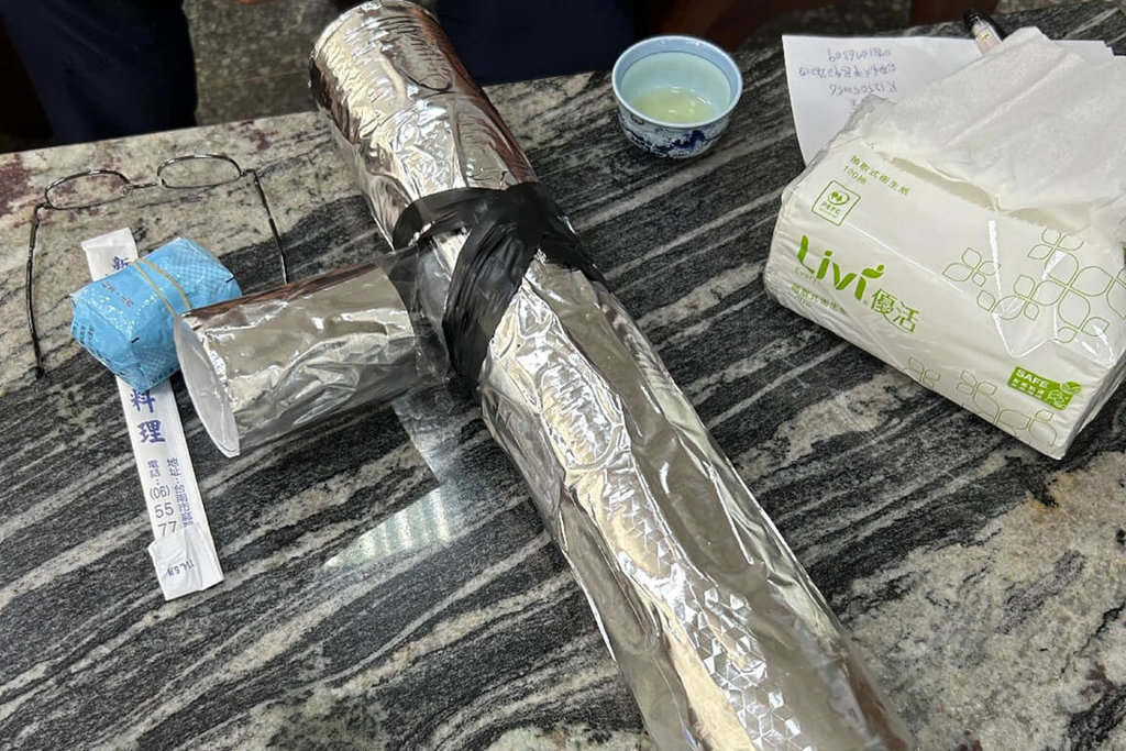 台南2名男子仿效網路流傳影片，以金屬罐與酒精等材料自製燃燒物，16日晚間在六甲區道路上點燃發出爆炸聲，遭警方循線查獲送辦。（讀者提供）中央社記者楊思瑞台南傳真  114年6月17日