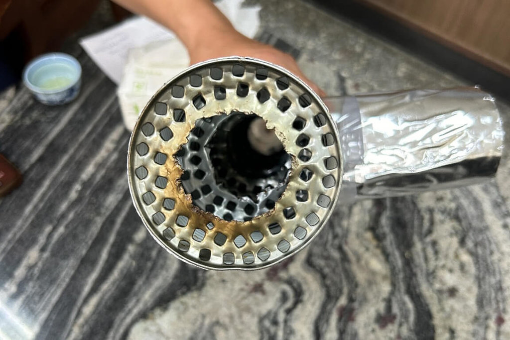 台南2名男子以金屬罐與酒精等材料自製燃燒物，16日晚間在六甲區道路上點燃發出爆炸聲，並拍成影片上網供人閱覽，遭警方循線查獲。（讀者提供）中央社記者楊思瑞台南傳真  114年6月17日