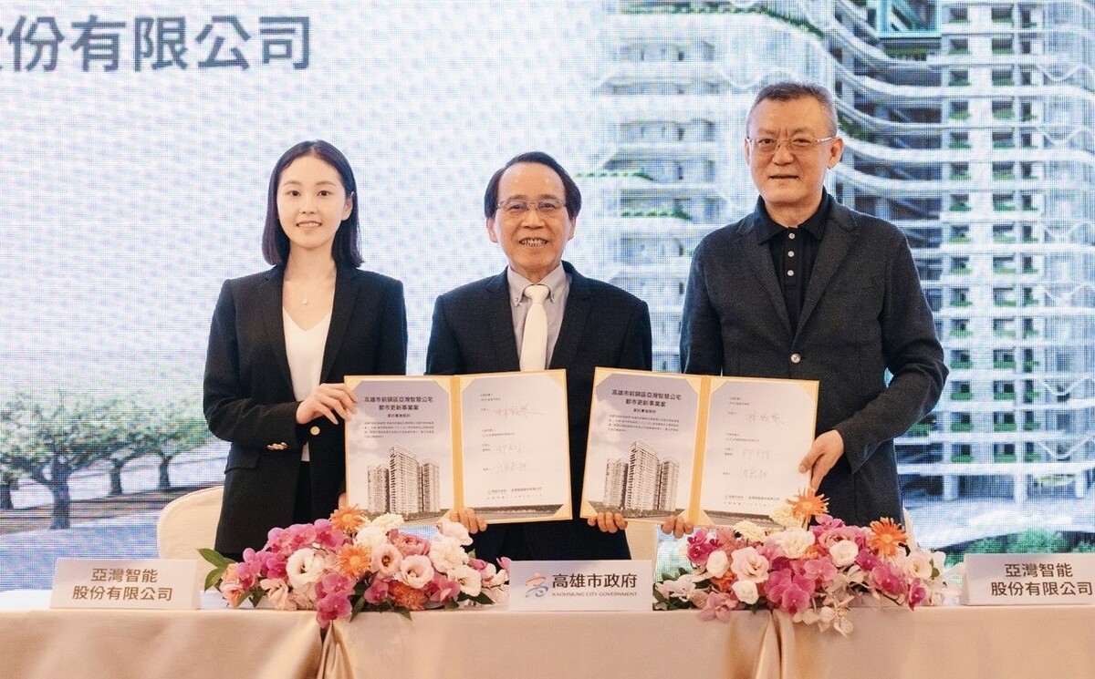 林欽榮(中)、郭君傑(右)簽約後與亞灣智能股份有限公司監察人侯嘉騏(左)合影。 圖：高雄市政府/提供