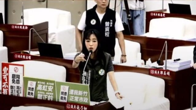 施乃如批評，市府根本就持續用公家資源幫高虹安做事，市府公私不分，高虹安公器私用，並要求政風處徹查。 圖：翻攝新竹市議會直播