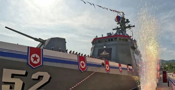雖然北韓崔賢級驅逐艦二號艦「姜健號」在 5 月 21 日的下水儀式中發生事故受損，但北韓官方在金正恩的時間壓力下，僅花費 22 日就完成修復，並於當地時間 12 日再次舉行下水典禮。 圖：翻攝自 騰訊網 海風看世界