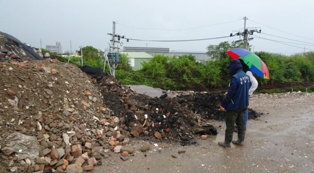 屏東一家營建混合物處理公司今年1月起未依規處理營建廢棄物，違法傾倒在枋寮鄉及東港鎮等多筆土地，屏東地檢署偵辦，初步估算非法堆置體積逾2萬2900立方公尺。（屏檢提供）中央社記者李卉婷傳真  114年6月17日