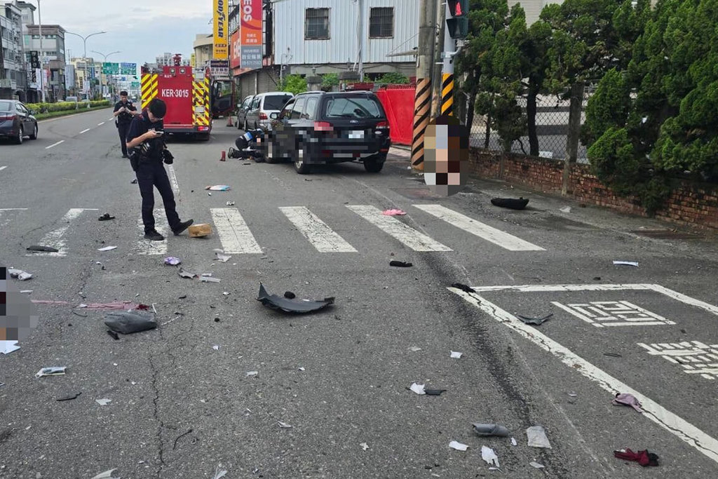台南市麻豆區18日上午發生自小客車與機車碰撞事故，警消初步調查，機車疑為女兒騎車搭載母親，2人命危送醫，自小客車駕駛人49歲康姓女子未受傷。（讀者提供）中央社記者楊思瑞台南傳真  114年6月18日